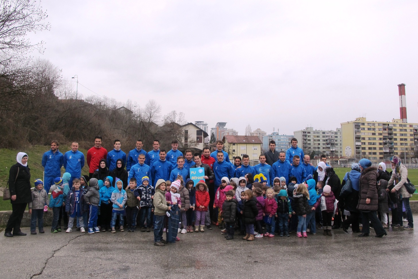 Djeca Predškolske ustanove Behar su u martu posjetila trening Plavih, a nakon istog su se fudbaleri družili sa mališanima.  Foto: Damir Hajdarbašić, fkzeljeznicar.ba