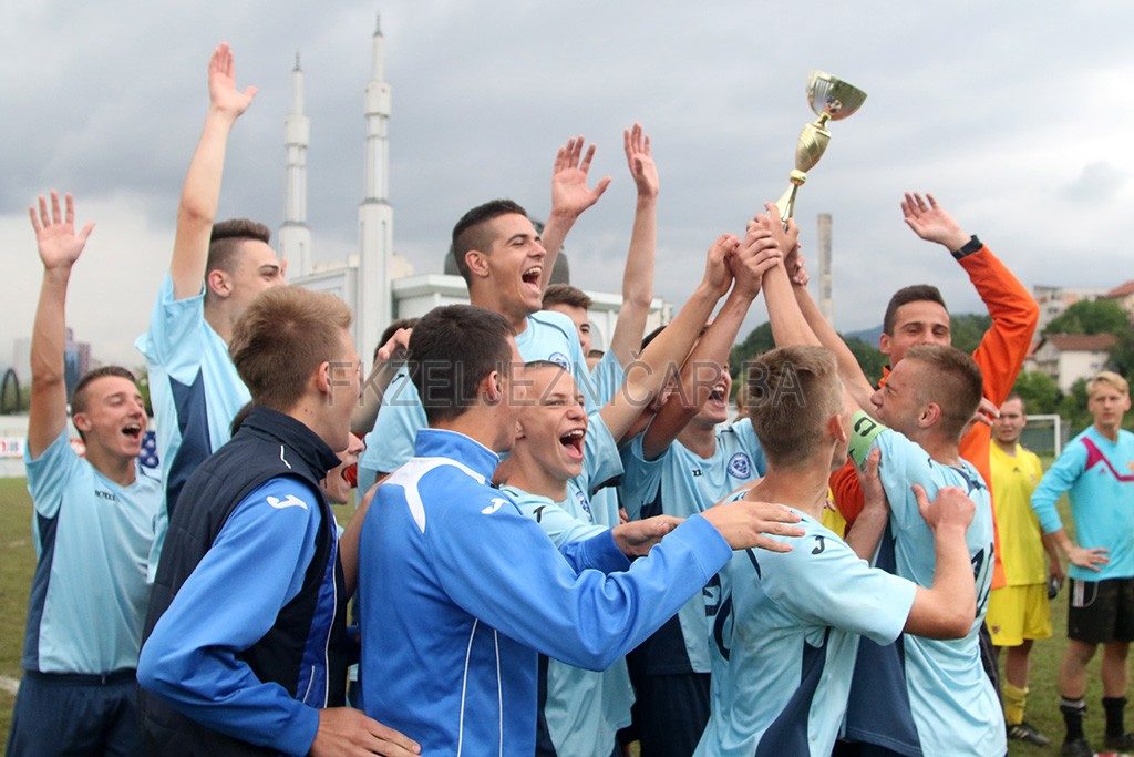 FOTO: Kadeti savladali Maribor i podigli pehar najboljeg na turniru