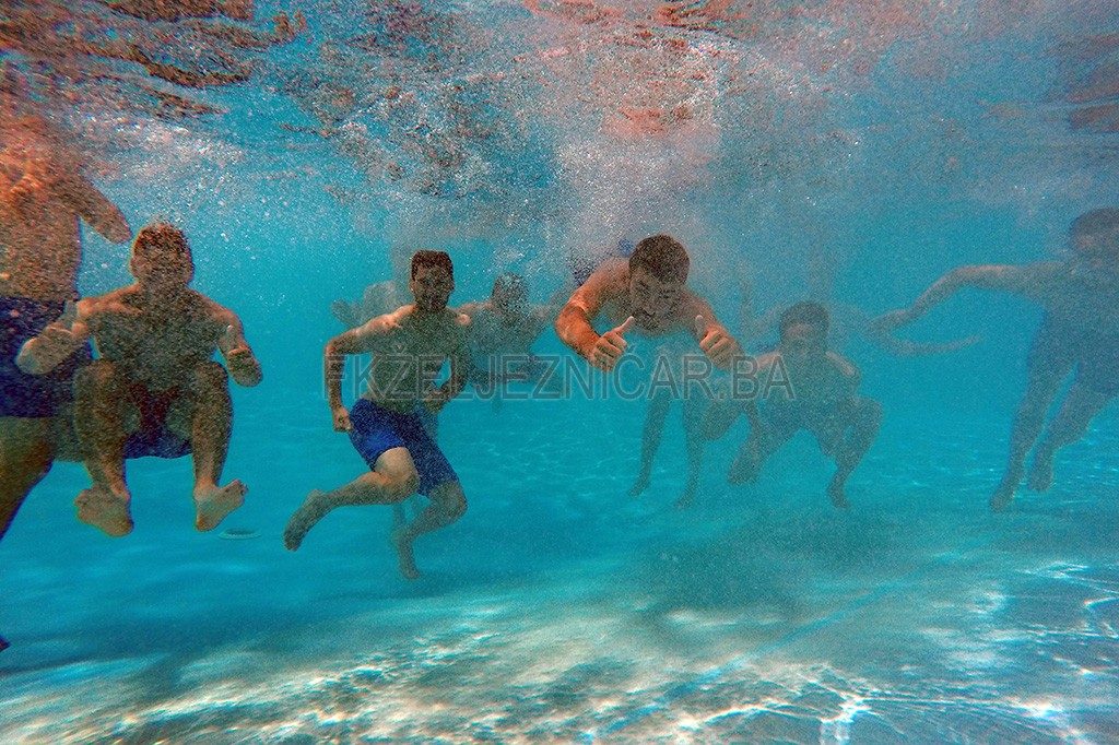 FOTO: Fudbaleri slobodno vrijeme proveli na bazenu