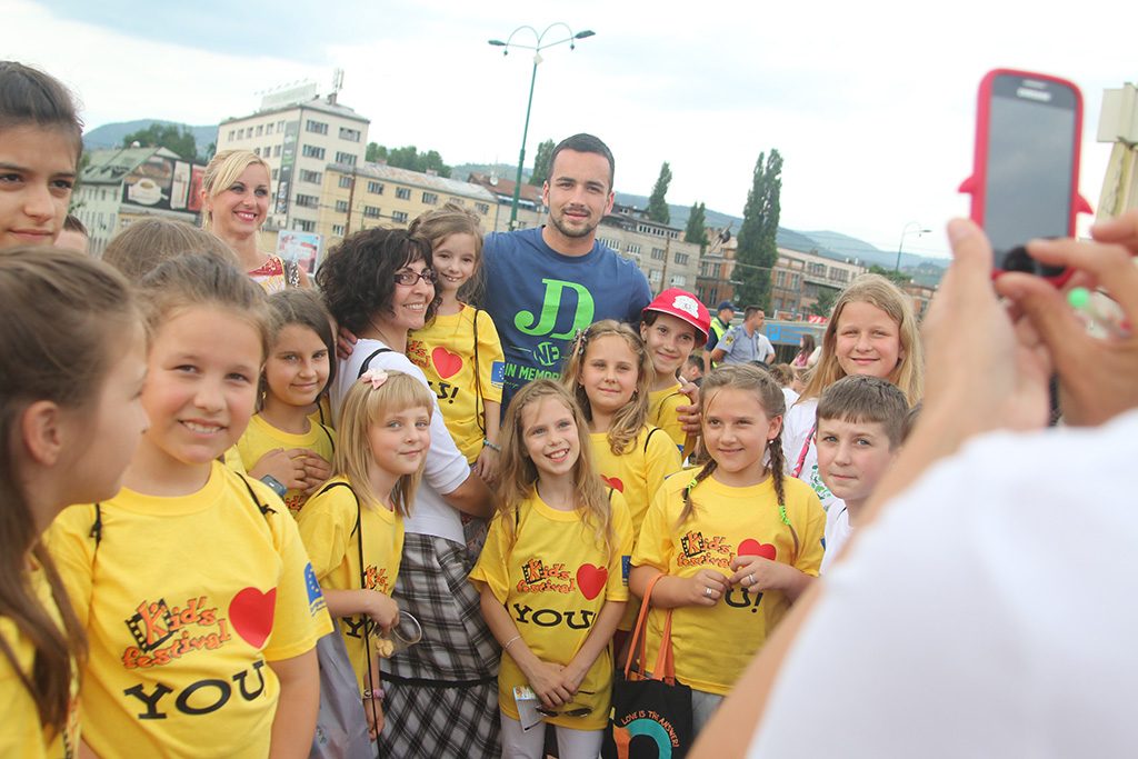 Dejan Uzelac i Edin Hadžović se družili sa učesnicima i učesnicama 12. Kids festivala