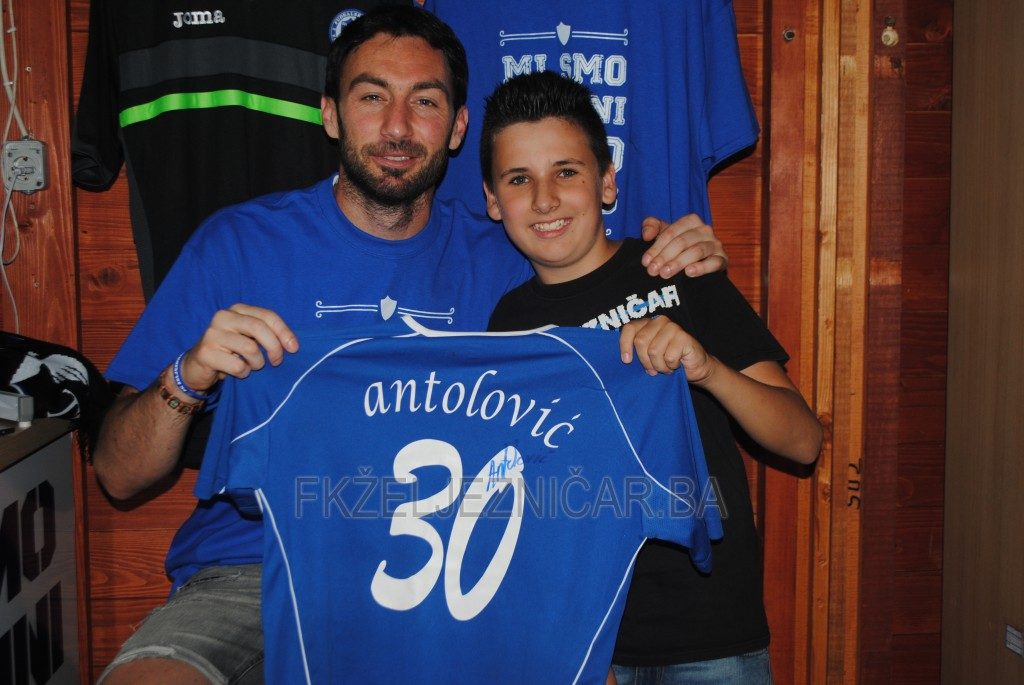FOTO: Veliki broj navijača se družio sa Antolovićem