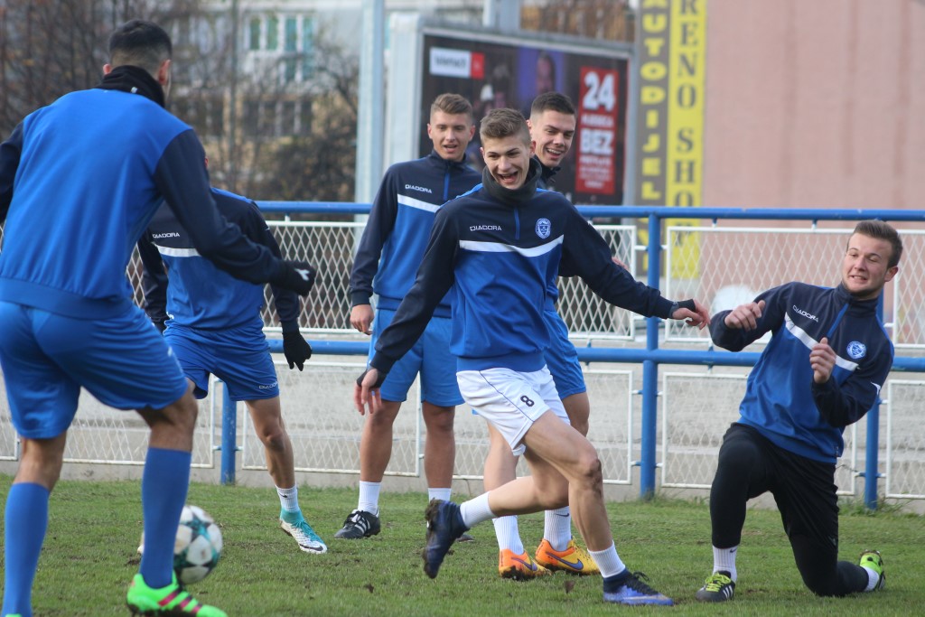 FOTO: Juniori Željezničara vrijedno se pripremaju za Lokomotivu